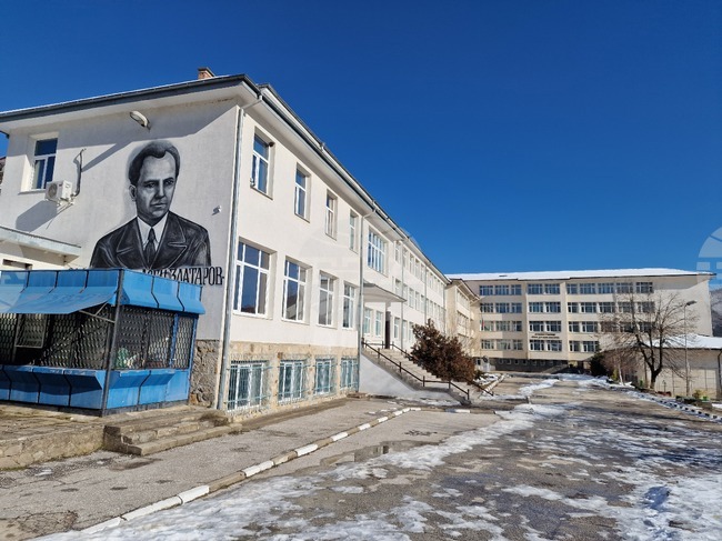 Пенсионирана учителка от Смолян спечели първото в страната дело, касаещо понятието „при същия работодател“ в учителското съсловие