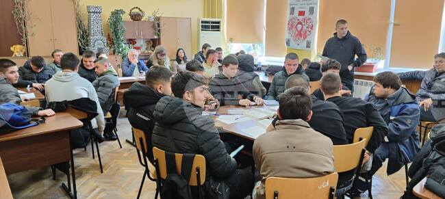 Бинарен урок на тема „Общество и власт“ проведоха в Земеделската гимназия в Силистра