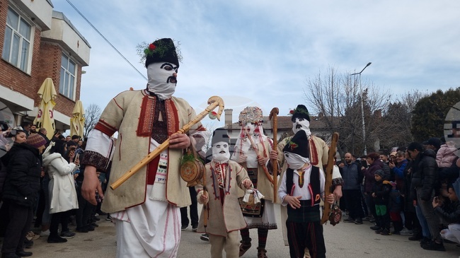 „Мечкари“ гонят злите сили, носят здраве и берекет в плевенското село Гиген