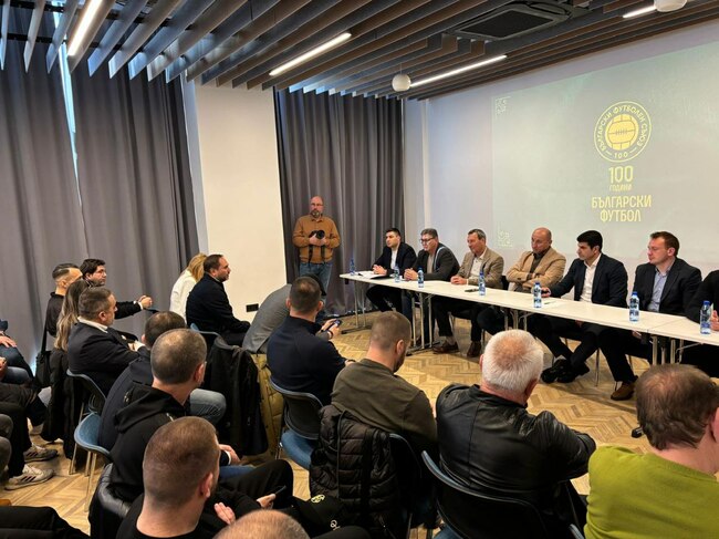 Представителите на повече от 100 клуба от Варна и Добрич се срещнаха с президента на БФС Георги Иванов, за да му представят проблемите