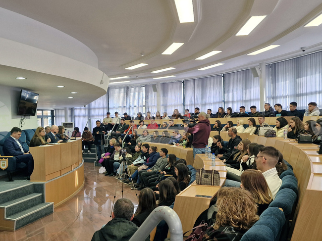 Директорът на фондация "Конрад Аденауер" разговаря с ученици от Димитровград по темата как виждат своето бъдеще в Европа 