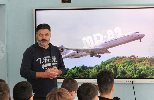 СУ „Иван Н. Денкоглу" - изложба - авиационна фотография