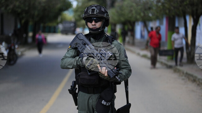 Девет бунтовници са убити при бомбардировка на колумбийската армия близо до границата с Венецуела