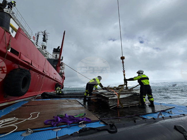 Antarctic - Livingston Island - cargo handling