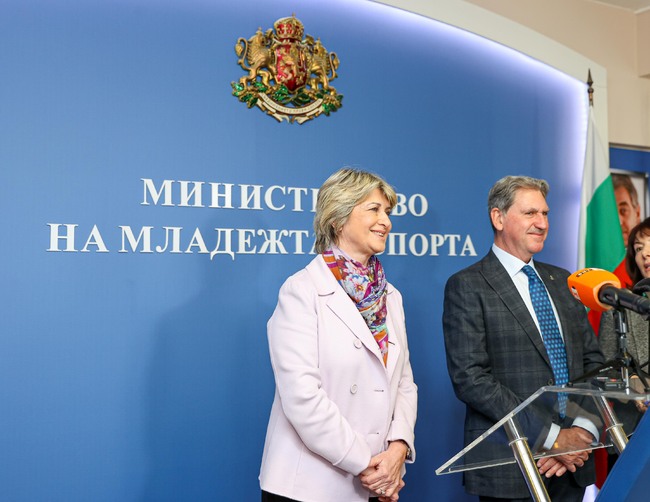Министерство на младежта и спорта: Министър Весела Лечева се срещна с президента на Международната федерация по тенис Дейвид Хагърти