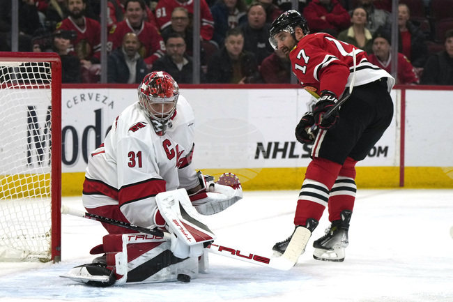 Капитанът на Блекхоукс Ник Фолиньо се оттегля поради семейни причини