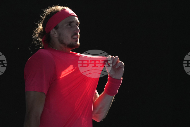 Александър Зверев стана първият полуфиналист на Откритото първенство на Австралия след успех над Томи Пол