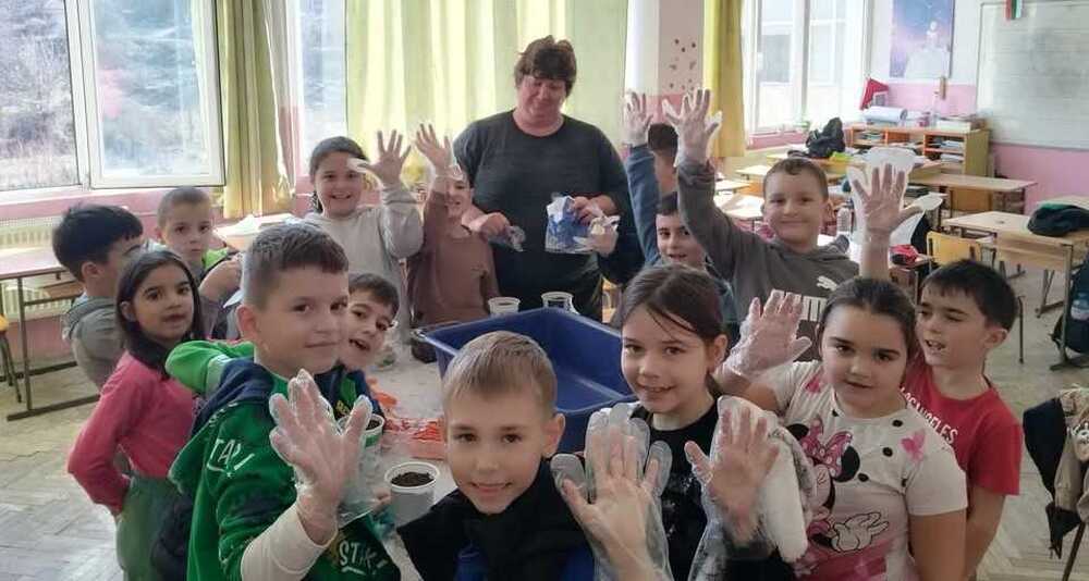 Възпитаниците на училището в село Езерче, община Цар Калоян, засадиха семена от дъб, кестен и ясен