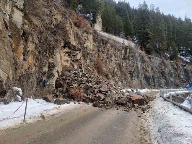 Пропуска се движение в едното платно при срутището по пътя Смолян - Широка лъка