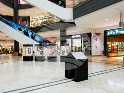 Студенти от НХА представят историята на модата на 20-ти век с дрехи за повторна употреба и рециклиране. Снимка: НХА