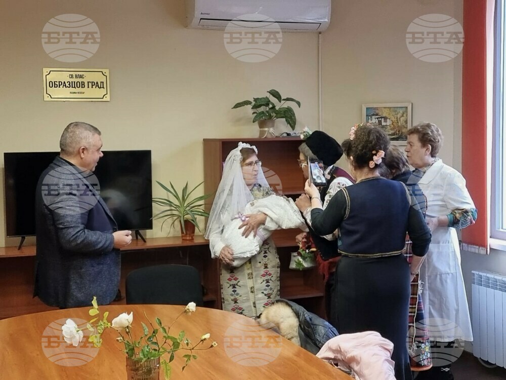 Баби и булка с плачещо "бебе" посетиха кмета на Свети Влас на Бабинден