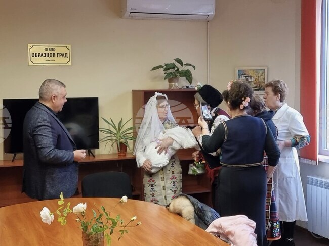 Баби и булка с плачещо "бебе" посетиха кмета на Свети Влас на Бабинден