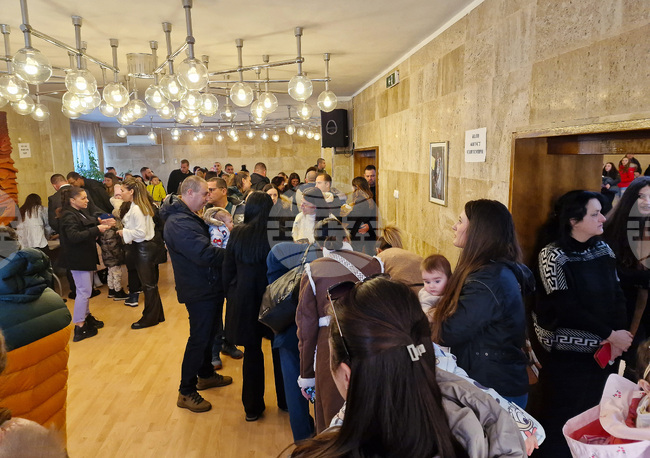 В Самоков връчиха плакети на всички двойки, станали родители през 2024 година