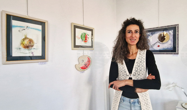 Изложба „Приказки за ангели“ на художничката Росица Миладинова е подредена в троянската галерия „Серякова къща“