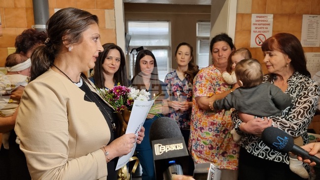 Млади родители и техните бебета дойдоха да поздравят за Бабинден работещите в родилното отделение на МБАЛ „Христо Ботев“ във Враца