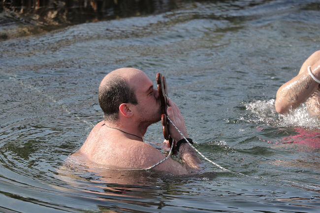 Павле Тешич извади Богоявленския кръст от река Нишава в Цариброд