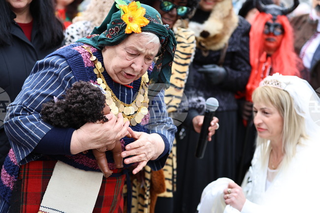 В пловдивското село Брестник отбелязаха Бабинден с възстановка на ритуал и карнавално шествие