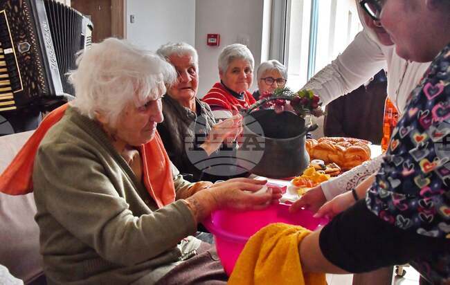 В Силистра уважиха с тържество най-възрастната акушерка, дала живот на над 7000 бебета