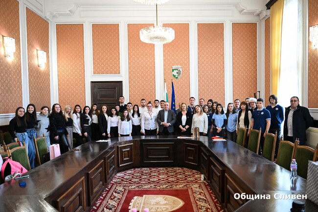 Двадесет и осем сливенски ученици участваха в конкурс за есе, посветен на доброволчеството