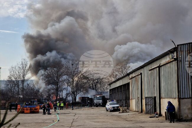 Пожар гори в складова база за отпадъци в Бургас