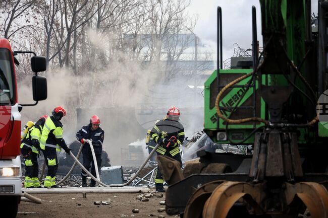 Полицаи спасиха мъж от пожар в къщата му в луковитско село