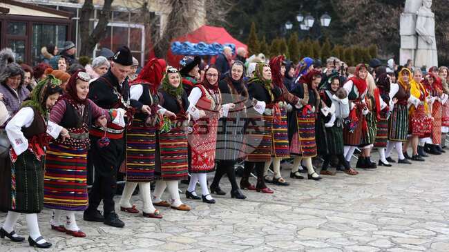 С традиционно бабино хоро в Разлог ще бъде отбелязан днес Бабинден