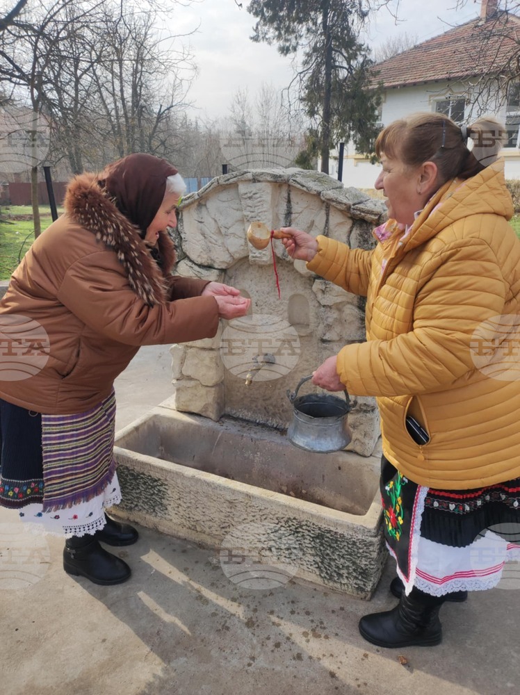 Бабинден почетоха в свищовските села Алеково и Вардим с пресъздаване на обичаи