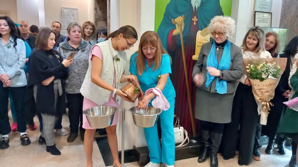 Здрави бебета за Стара Загора, пожела зам.-кметът Павлина Делчева на Бабинден в УМБАЛ и в Болница „Тракия“