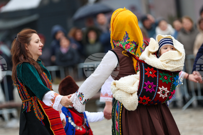 Над 100 жени, облечени в народни носии, се хванаха на т.нар. бабино хоро в Разлог 