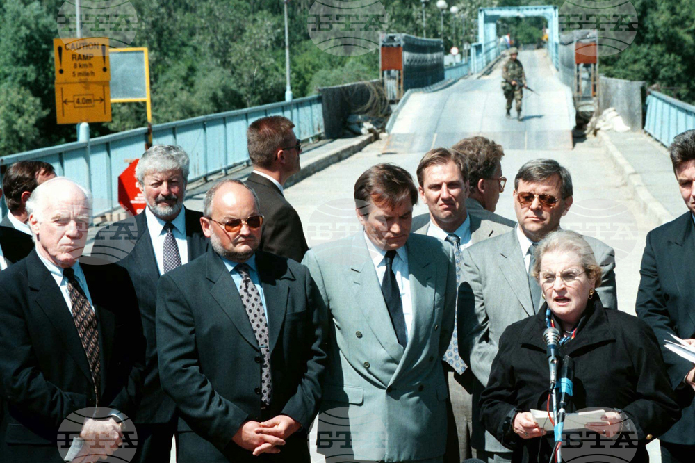 На 23 януари 1997 г. Мадлин Олбрайт става първата жена, назначена за държавен секретар на Съединените американски щати