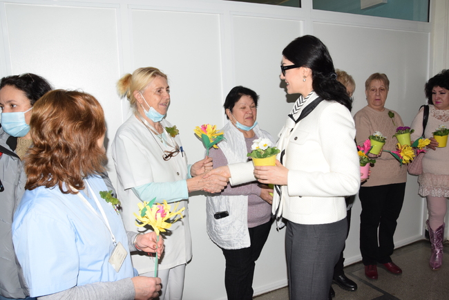 Областна администрация Видин: Областният управител с мил жест към служителите в Акушеро-гинекологичното отделение на МБАЛ „Св. Петка“ във Видин по повод Бабинден 