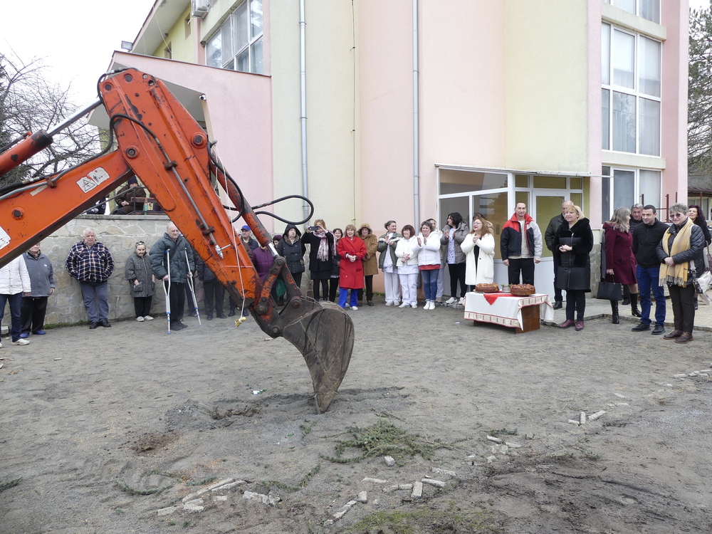 С церемония по първа копка започнаха строителните дейности за реформиране на Дома за стари хора в новозагорското село Баня