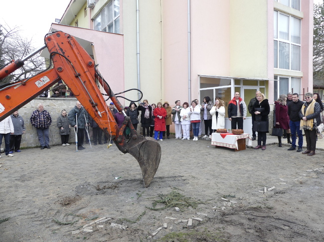 С церемония по първа копка започнаха строителните дейности за реформиране на Дома за стари хора в новозагорското село Баня