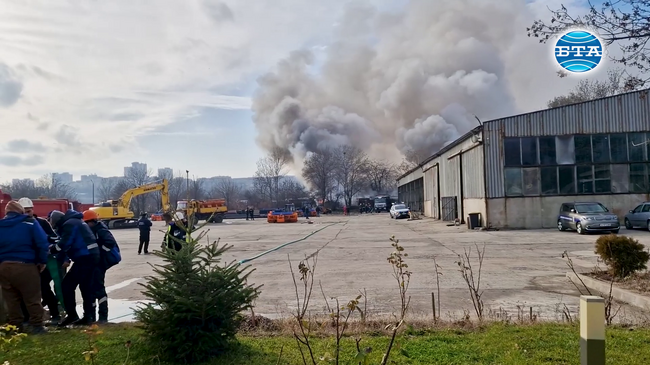 Пожар възникна в складова база в Южната промишлена зона на Бургас