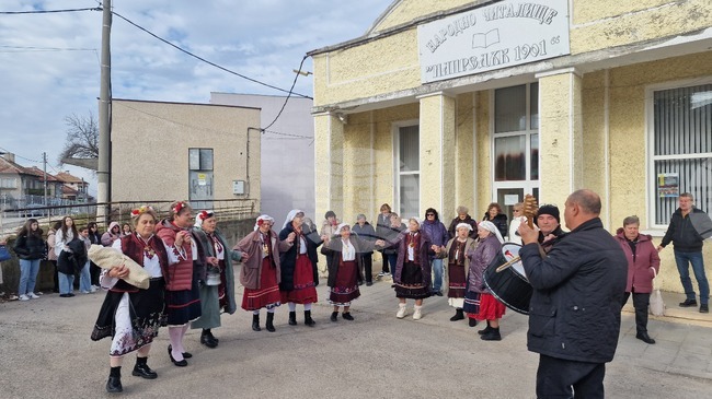 Колективът за изворен фолклор при Народно читалище „Напредък 1901“ в Разград пресъздаде традициите на празника Бабинден