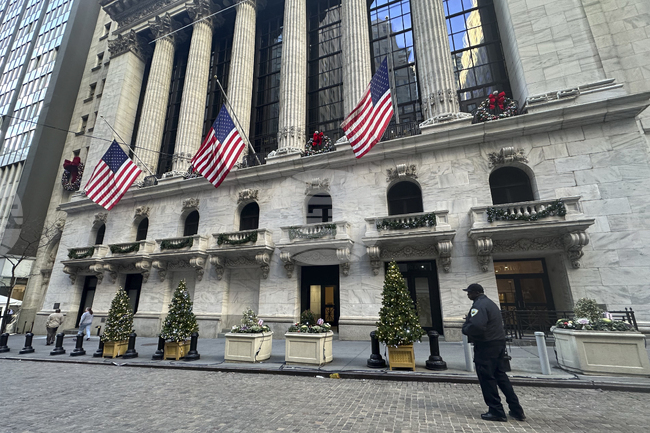 Спадът на Уолстрийт продължава след въведените мита от Доналд Тръмп