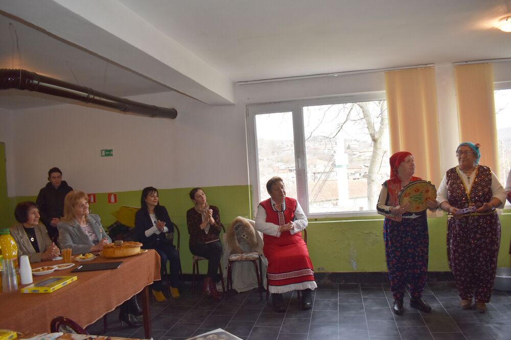 Община Разград: Заместник-кметът Елка Неделчева и заместник-кметът Хабибе Расим поздравиха дамите от село Недоклан с празника Бабинден 