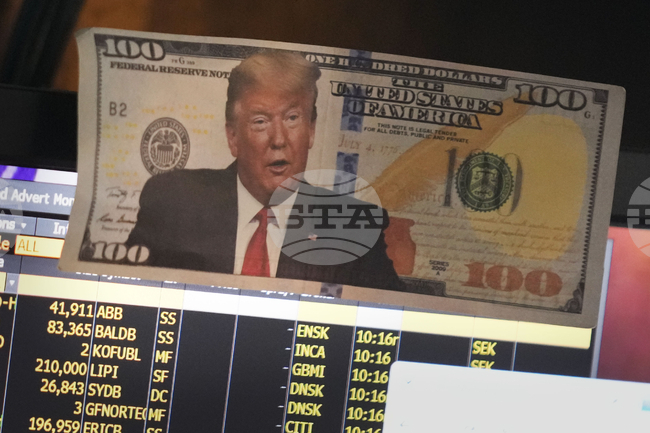 Щатският долар губи позиции спрямо другите водещи валути след изказването на Тръмп, че обмисля наследник на Джером Пауъл в УФР