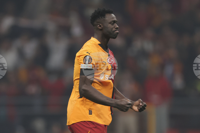 Италианският Комо обмисля трансфер на колумбийския защитник Давинсон Санчес