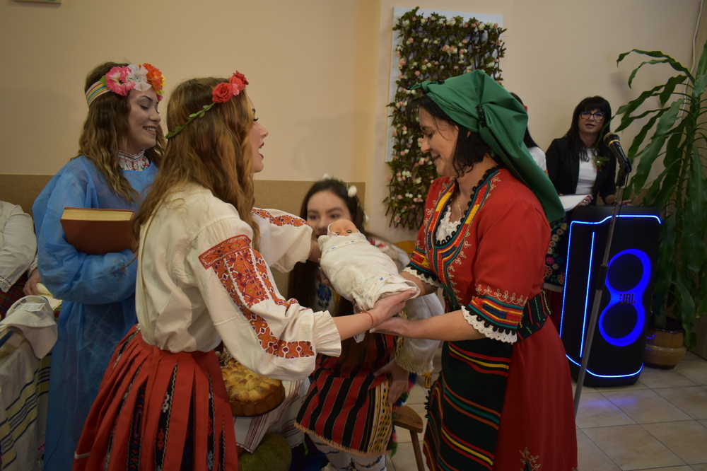 Община Шумен: Денят на родилната помощ беше отбелязан в Шумен с традиционния ритуал по измиване на ръцете