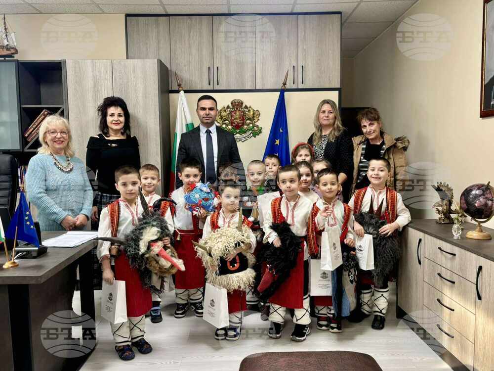 Деца кукери представиха обичая "Сурва" пред институции в Търговище