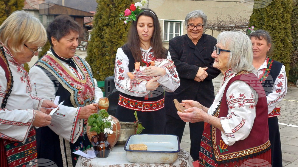 В село Дълги дел къпаха бебе и отпразнуваха Бабинден