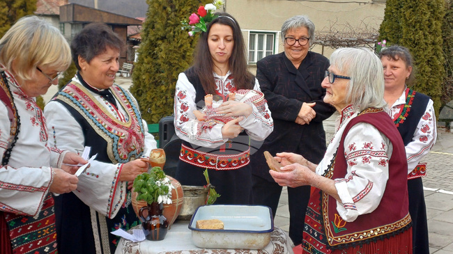 В село Дълги дел къпаха бебе и отпразнуваха Бабинден
