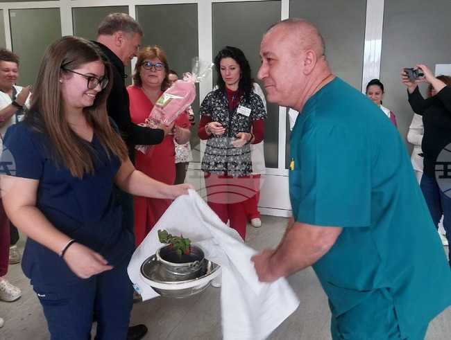 Със златна монета под формата на кюлче беше дарено първото бебе - Златина, родено в Горна Оряховица на Бабинден