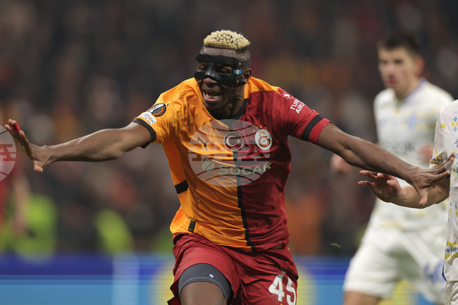 Виктор Осимен опитвал да помогне на Галатасарай за привличането на защитника Мануел Аканджи