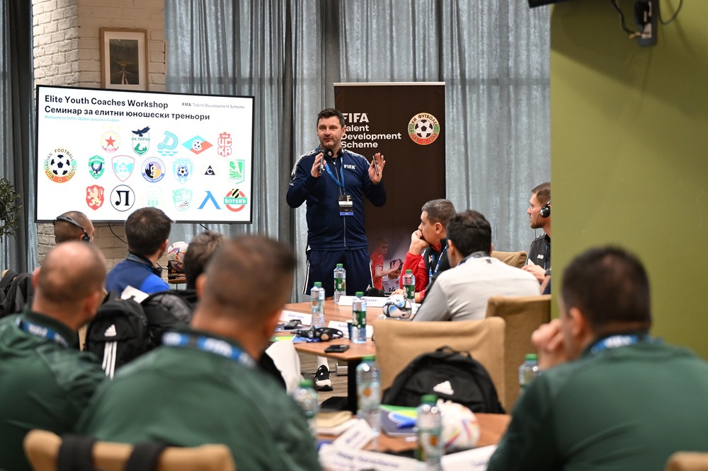 Лекторите на ФИФА Калъм Ървинг и Саймън Дженингс говориха за съвременните тенденции в играта и същността да си треньор на елитни юноши