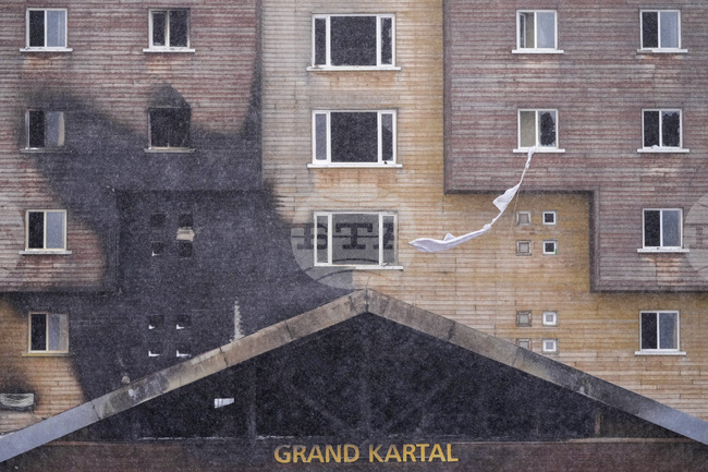 Протест с бели чаршафи в Турция заради смъртоносния пожар в хотел в популярен скикурорт