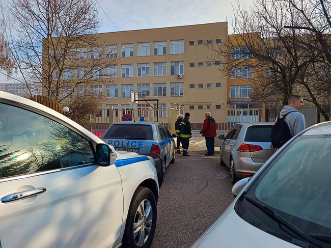 След претърсване на сградите на училищата в Хасково, в които бяха получени заплахи за взривни устройства, учебният процес вече е възобновен