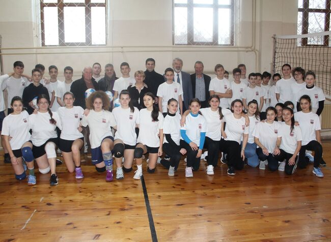 Областна администрация Русе: Президентът на БФС Георги Иванов подари футболни топки на учениците от най-старото русенско училище 