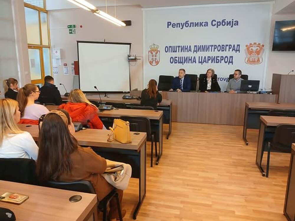 Родители на деца, които предстои да започнат своето основно образование, се срещнаха с посланик Петко Дойков в Цариброд